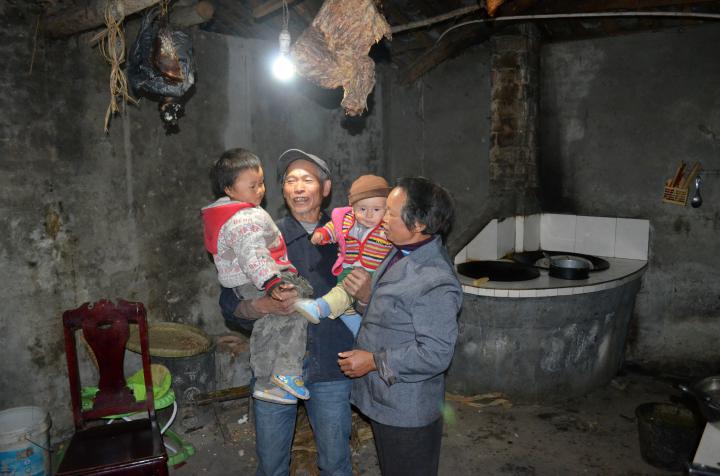 grossvater und 2 Enkel